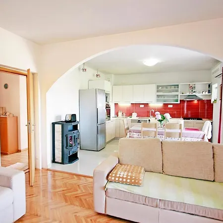 Martic - Four Bedroom With Terrace And Sea View スペタル