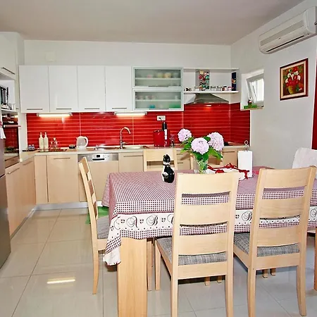 Martic - Four Bedroom With Terrace And Sea View